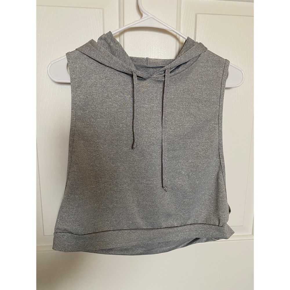 ✨NEW LISTING✨ Cropped workout top
